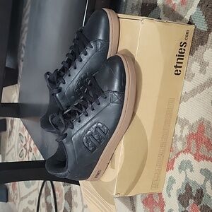 Black mens size 9 etnies sneakers